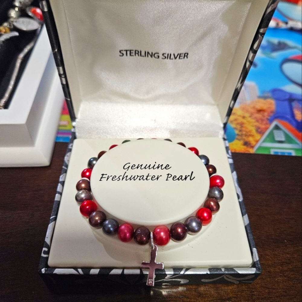 Freshwater pearl bracelet with cross